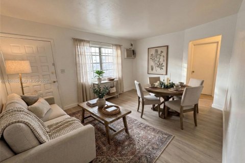 House in Miami, Florida 2 bedrooms, 141.77 sq.m. № 2026145