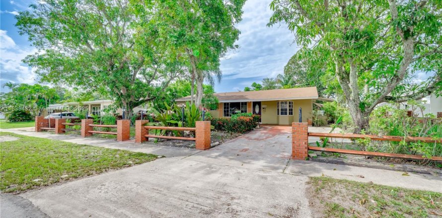 House in Hollywood, Florida 3 bedrooms, 160.44 sq.m. № 1830801