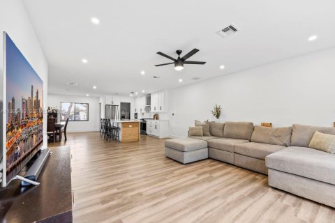 House in Cutler Bay, Florida 4 bedrooms, 181.81 sq.m. № 2031575