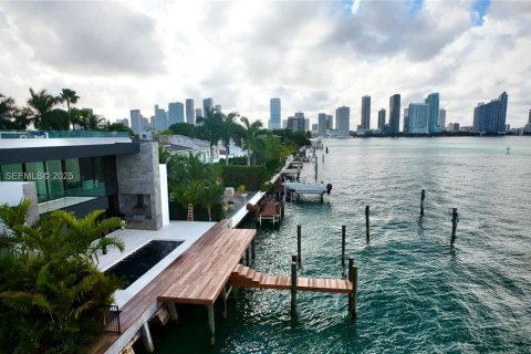 Купить виллу или дом в Майами, Флорида 6 спален, 599.41м2, № 1984674 - фото 1