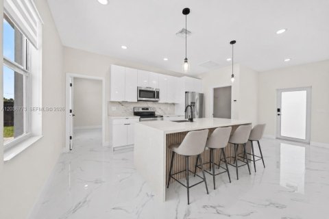 House in Cape Coral, Florida 3 bedrooms, 126.16 sq.m. № 2087146 - photo 10