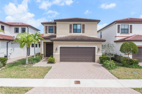 House in Hialeah, Florida 3 bedrooms, 224.54 sq.m. № 1119086 - photo 1