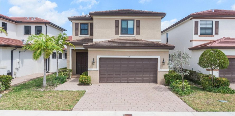 House in Hialeah, Florida 3 bedrooms, 224.54 sq.m. № 1119086