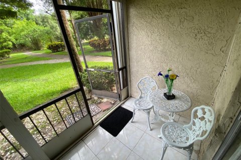 Condo in Lauderhill, Florida, 2 bedrooms  № 2053767 - photo 2