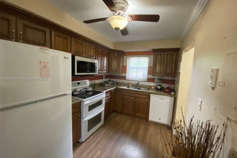 Condo in Lauderhill, Florida, 2 bedrooms  № 2053767 - photo 7