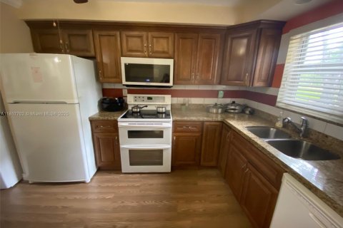 Condo in Lauderhill, Florida, 2 bedrooms  № 2053767 - photo 8