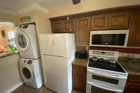 Condo in Lauderhill, Florida, 2 bedrooms  № 2053767 - photo 10