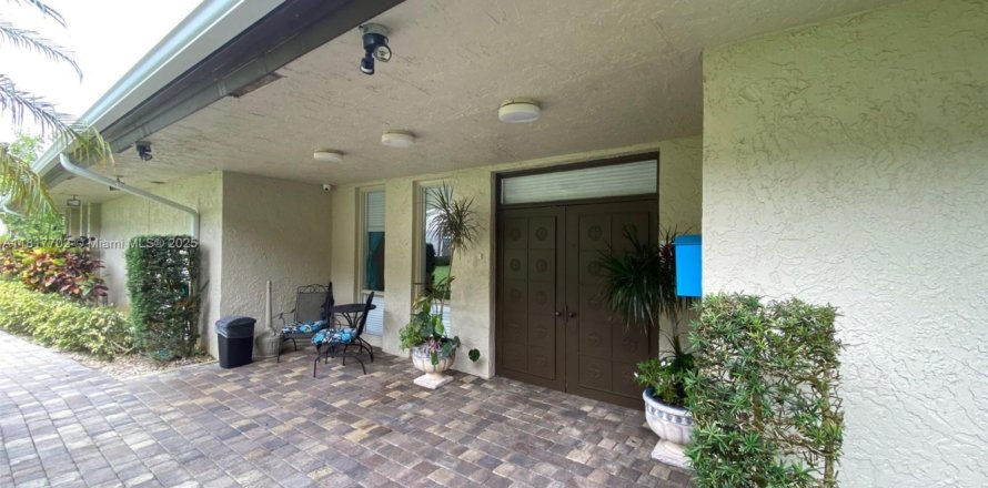 Condo in Lauderhill, Florida, 2 bedrooms  № 2053767