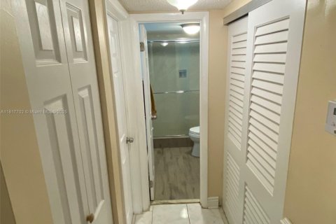 Condo in Lauderhill, Florida, 2 bedrooms  № 2053767 - photo 23