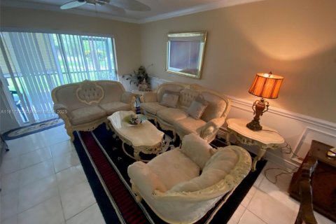 Condo in Lauderhill, Florida, 2 bedrooms  № 2053767 - photo 11