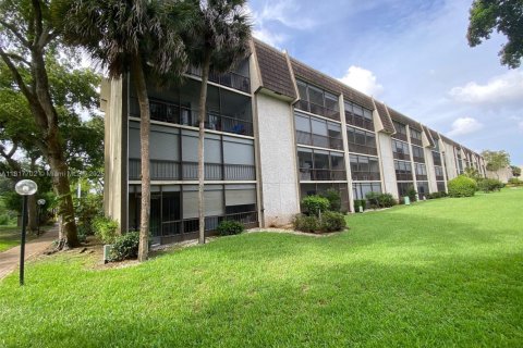 Condo in Lauderhill, Florida, 2 bedrooms  № 2053767 - photo 4