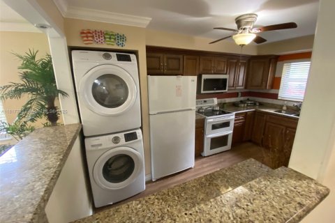 Condo in Lauderhill, Florida, 2 bedrooms  № 2053767 - photo 6