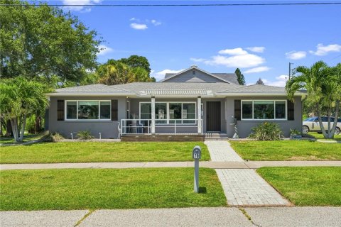 House in Clearwater, Florida 3 bedrooms, 182.46 sq.m. № 2304472