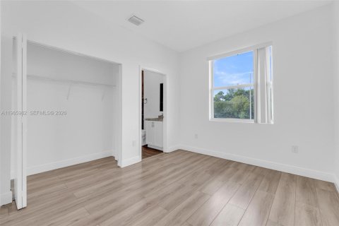 Adosado en alquiler en Miami, Florida, 4 dormitorios, 179.86 m2 № 2027548 - foto 24