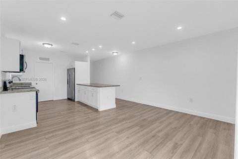 Adosado en alquiler en Miami, Florida, 4 dormitorios, 179.86 m2 № 2027548 - foto 11