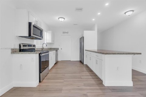 Adosado en alquiler en Miami, Florida, 4 dormitorios, 179.86 m2 № 2027548 - foto 8