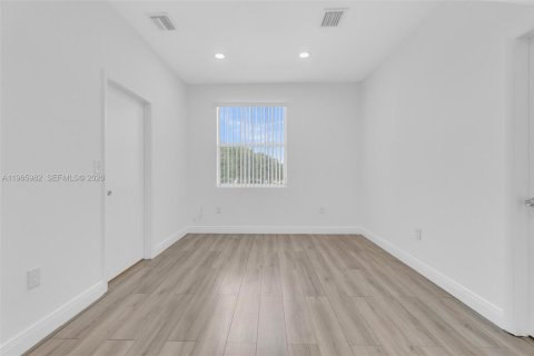 Adosado en alquiler en Miami, Florida, 4 dormitorios, 179.86 m2 № 2027548 - foto 16