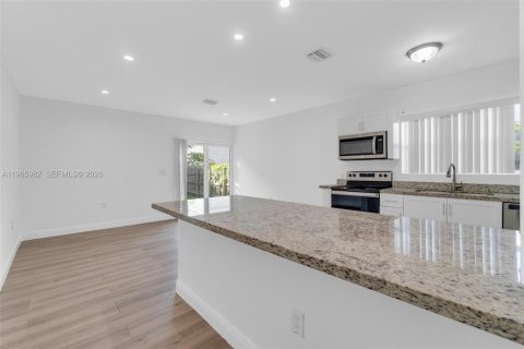 Adosado en alquiler en Miami, Florida, 4 dormitorios, 179.86 m2 № 2027548 - foto 7