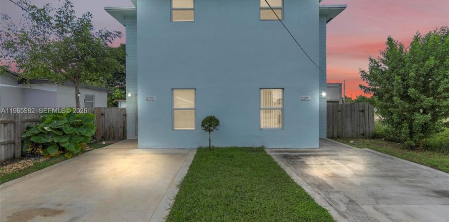 Adosado en Miami, Florida 4 dormitorios, 179.86 m2 № 2027548