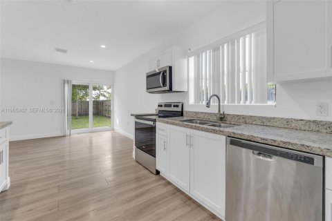 Adosado en alquiler en Miami, Florida, 4 dormitorios, 179.86 m2 № 2027548 - foto 10