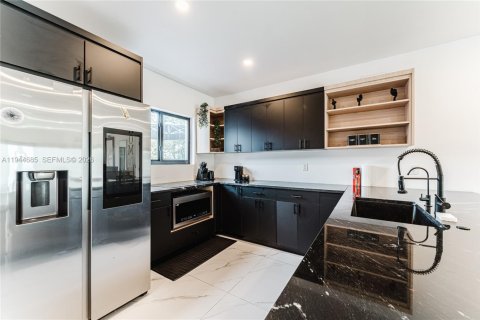 House in Miami, Florida 4 bedrooms, 152.27 sq.m. № 2000940 - photo 8