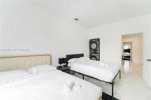 House in Miami, Florida 4 bedrooms, 152.27 sq.m. № 2000940 - photo 13