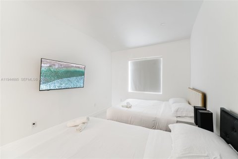 House in Miami, Florida 4 bedrooms, 152.27 sq.m. № 2000940 - photo 12