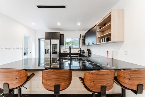 House in Miami, Florida 4 bedrooms, 152.27 sq.m. № 2000940 - photo 26