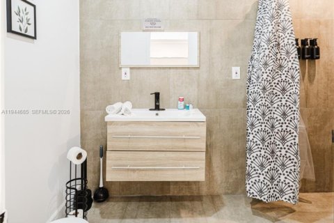 House in Miami, Florida 4 bedrooms, 152.27 sq.m. № 2000940 - photo 21