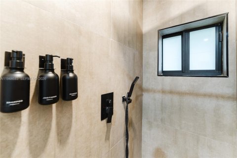 House in Miami, Florida 4 bedrooms, 152.27 sq.m. № 2000940 - photo 27