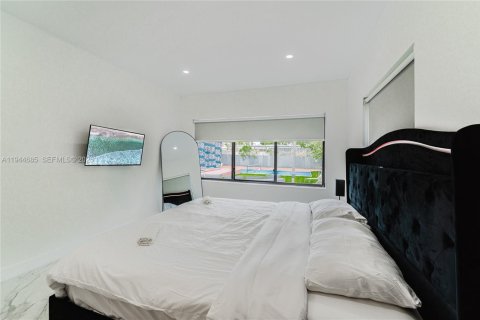 House in Miami, Florida 4 bedrooms, 152.27 sq.m. № 2000940 - photo 10