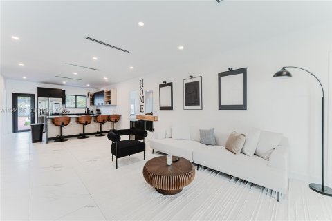 House in Miami, Florida 4 bedrooms, 152.27 sq.m. № 2000940 - photo 4