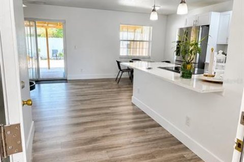 Villa ou maison à vendre à Tampa, Floride: 4 chambres, 96.71 m2 № 2210639 - photo 2