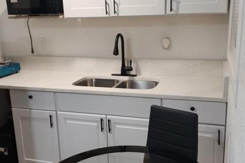 Villa ou maison à vendre à Tampa, Floride: 4 chambres, 96.71 m2 № 2210639 - photo 11