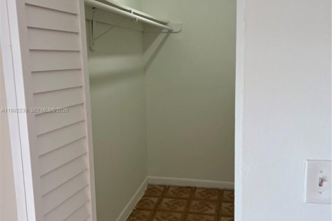 Condo in North Bay Village, Florida, 1 bedroom  № 2062351 - photo 13
