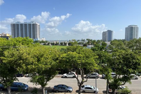 Condo in North Bay Village, Florida, 1 bedroom  № 2062351