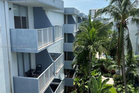 Condo in North Bay Village, Florida, 1 bedroom  № 2062351 - photo 15