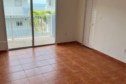 Condo in North Bay Village, Florida, 1 bedroom  № 2062351 - photo 11