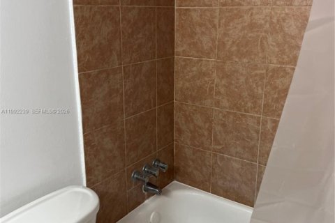 Condo in North Bay Village, Florida, 1 bedroom  № 2062351 - photo 10