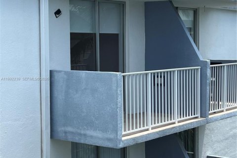 Condo in North Bay Village, Florida, 1 bedroom  № 2062351 - photo 14