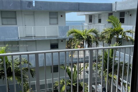Condo in North Bay Village, Florida, 1 bedroom  № 2062351 - photo 12