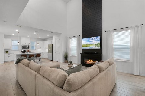 House in Winter Garden, Florida 4 bedrooms, 270.16 sq.m. № 1801295 - photo 8