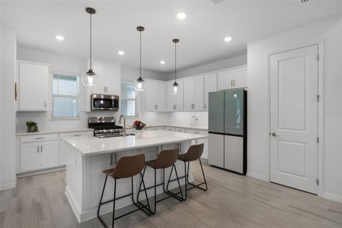 House in Winter Garden, Florida 4 bedrooms, 270.16 sq.m. № 1801295 - photo 11