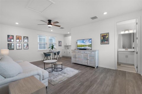 House in Winter Garden, Florida 4 bedrooms, 270.16 sq.m. № 1801295 - photo 24