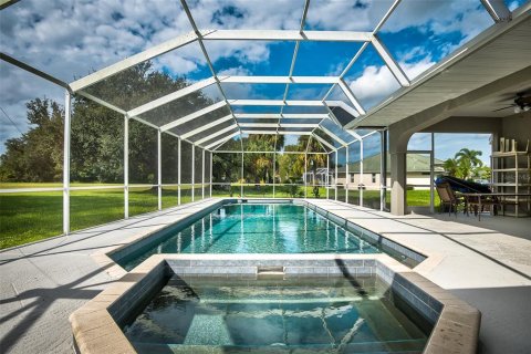 Villa ou maison à louer à Punta Gorda, Floride: 4 chambres, 283.44 m2 № 246967 - photo 3