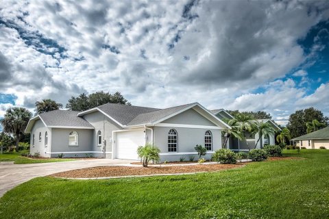 Villa ou maison à louer à Punta Gorda, Floride: 4 chambres, 283.44 m2 № 246967 - photo 2