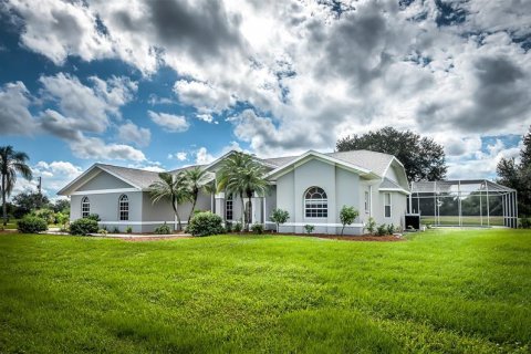 Villa ou maison à louer à Punta Gorda, Floride: 4 chambres, 283.44 m2 № 246967 - photo 1