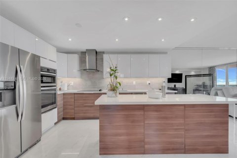 Condo in Miami Beach, Florida, 2 bedrooms  № 2052887 - photo 6