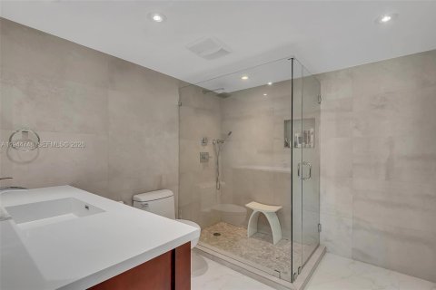 Condo in Miami Beach, Florida, 2 bedrooms  № 2052887 - photo 16