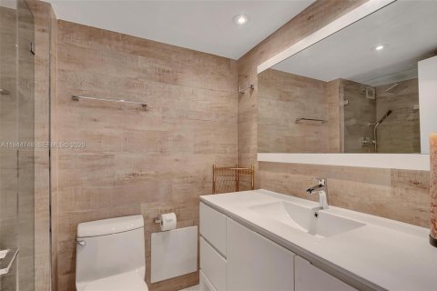 Condo in Miami Beach, Florida, 2 bedrooms  № 2052887 - photo 21